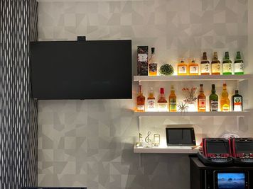カラオケのモニターテレビは3台完備 - カラオケBarうたたね　荻窪店 カラオケ付きレンタルスペースの室内の写真