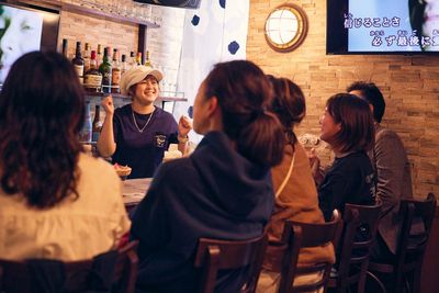 女性のお客様も多い、清潔で綺麗な店内 - カラオケBarうたたね　阿佐ヶ谷店 カラオケ付きレンタルスペースの室内の写真