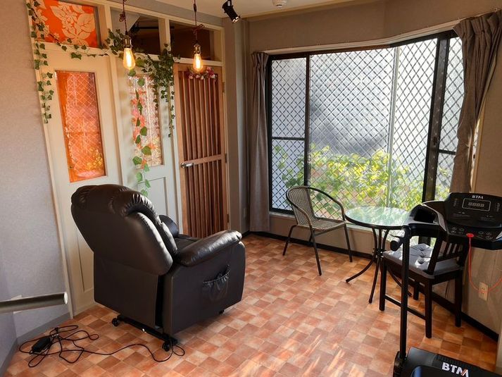 電動ソファｘ1　椅子ｘ2　テーブルｘ1 - 船橋法典の大きい一軒家のレンタルスペース 小さめのプライベートレンタルルームの室内の写真