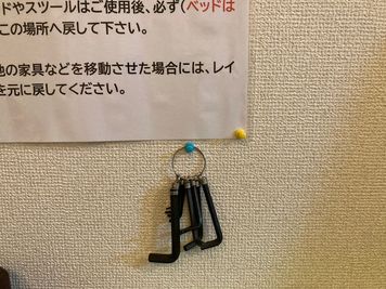 施術ベッドのヘッドレストの緩みはこちらの六角レンチで締めてください。 - 市川駅前としょかんのうらいちかわ 市川駅前レンタルスペース・サロン・会議室「としょかんのうら市川」の設備の写真