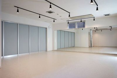 室内全面を映すダンス用鏡 - ダンススタジオマンチカン 鏡・音響・照明 ・ダンス用床 完備　レンタルスタジオの設備の写真