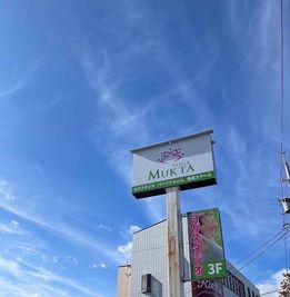 ヨガスタジオMUKTA鈴鹿本店 鈴鹿中央通り沿いのヨガスタジオの外観の写真