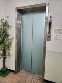 エレベーターで4階へ - レンタルスペース「グリーンドア」 グリーンドア【会議室・施術ベット付きサロン】の入口の写真