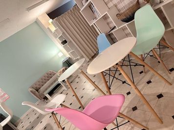 カラフルな椅子がポップでかわいい★ - レンタルスペース「Mell Maid」 ★キッチン冷暖房つきレンタルスペースの室内の写真