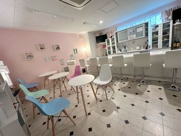 広々とした椅子とテーブル、バーカウンター - レンタルスペース「Mell Maid」 ★キッチン冷暖房つきレンタルスペースの室内の写真