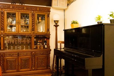 クラシックピアノなどの楽器や音響設備もレンタル可能 - SPACE M バーカウンター付きカフェギャラリーの設備の写真