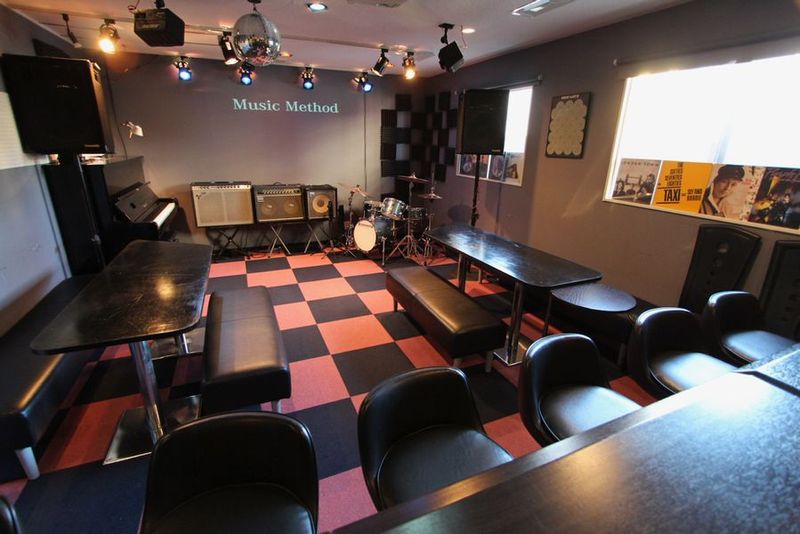 5〜7人のテーブル2台とカウンター7席です。 - ミュージックメソッド・スタジオC アコースティックの演奏、配信、発表会、会議、カラオケなどの室内の写真