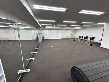 ダンススペース(入口側視点) - 豊田体操ダンス教室Doii アクロバット・ダンス練習スペースの室内の写真