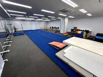 マットを広げた状態 - 豊田体操ダンス教室Doii アクロバット・ダンス練習スペースの室内の写真