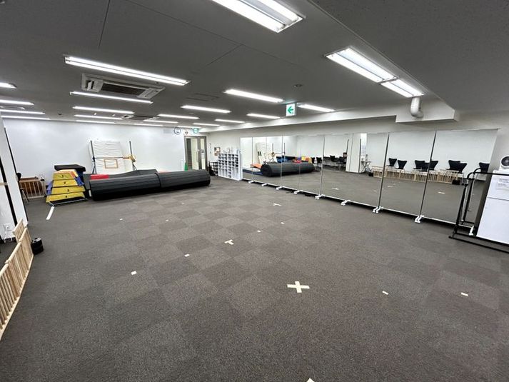 ダンススペース - 豊田体操ダンス教室Doii アクロバット・ダンス練習スペースの室内の写真