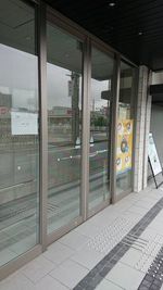 入口（ここから入ってエレベーターで４階までお上がりください。） - プレミアムラウンジ　＆ｃａｆｅ　イロドリ 会議室Ａ（８人部屋）の室内の写真