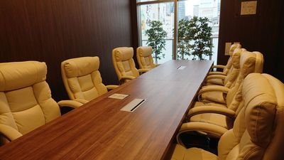 大きな窓があり、開放的な空間です。 - プレミアムラウンジ　＆ｃａｆｅ　イロドリ 会議室Ａ（８人部屋）の室内の写真
