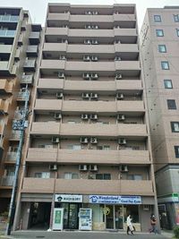 マンションの隣にはファミリーマートさんがあり便利♪コインランドリーすぐ横を入ればマンション入り口です。 - レンタルサロン・会議室Koto京都駅前 レンタルサロンの外観の写真