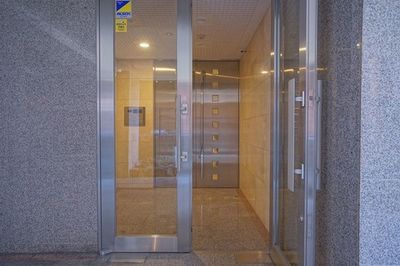 マンション入り口も綺麗なので、お客様にも安心してお越しいただけます。 - レンタルサロン・会議室Koto京都駅前 レンタルサロン・会議室の入口の写真