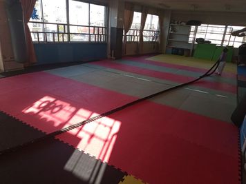 トレーニング用ロープ
長さ9m、直径5cm、重さ10kg - レンタル武道場　西新井 広さ100㎡、多目的スペースの室内の写真