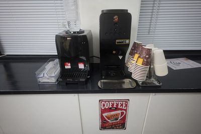 コーヒーサーバー、ウォーターサーバーは無料でご利用できます。 - 【大阪メトロ御堂筋「本町」駅徒歩2分 】オレンジワーク本町店 【貸切広々】シェアオフィス占有スペース（オレンジワーク本町店）の設備の写真