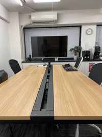 4～7人のワークデスクです。 - 【大阪メトロ御堂筋「本町」駅徒歩2分 】オレンジワーク本町店 【貸切広々】シェアオフィス占有スペース（オレンジワーク本町店）の室内の写真