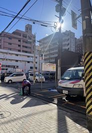 小倉駅方面側より
順路9 - 小倉アート貸し会議室 徒歩4分12名可、綺麗でテレワークに最適 最大12名、テレワーク最適スペースの室内の写真