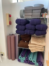 ヨガマット×15、ボルスター×8、毛布×15、ストレッチポール×10、ブロック×16 - ヨガスタジオMUKTA松阪店 松阪にあるヨガスタジオの設備の写真