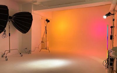 無料で使えるLEDやストロボで多彩なライティング演出が可能 - A1 STUDIO／オクタボスタジオ 南青山 Rホリゾントスタジオの室内の写真