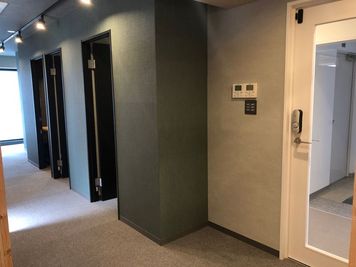 入って右側通路を進んでください。 - 神戸駅前コワーキングスペース Suki_ma（スキマ） 【R-15】 ２名料金_広い完全個室ブース_神戸駅前スキマの入口の写真