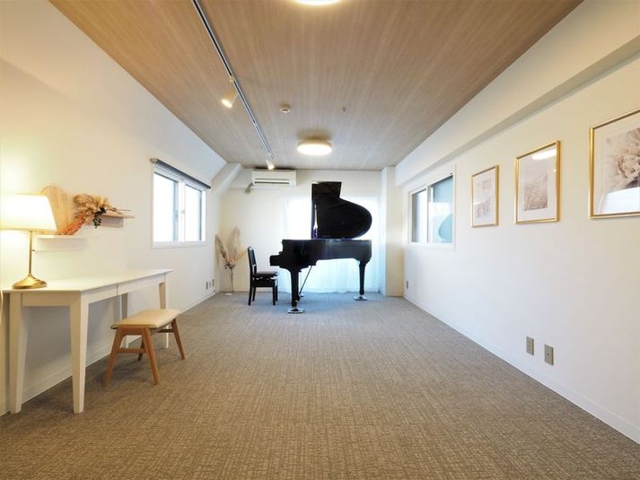 駅前とは思えない広々とした贅沢な空間 - 大倉山ミュージックアカデミー日吉駅前 音楽スタジオの室内の写真