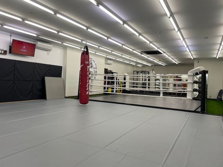 広いマットフロアにボクシングリング！ - BLAZE MMA スポーツスタジオ BLAZEレンタルスタジオの室内の写真