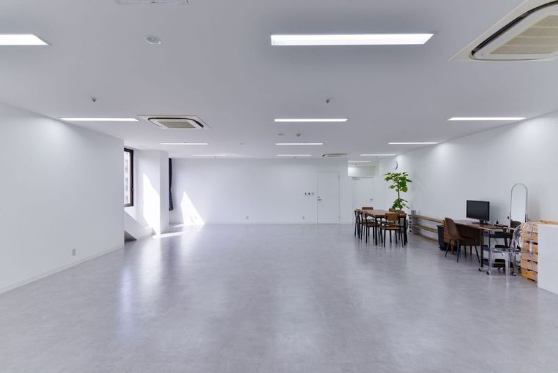 白を基調とした11m×8mの広々としたスタジオ - Revo Labo base フォトスタジオ Revo Labo base｜PHOTO STUDIO-Ａの室内の写真