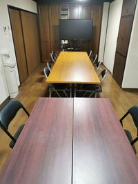 １２人まで利用可能。モニター、白版完備。 - コワーキングスペース「巴家」 レンタルスペースの室内の写真