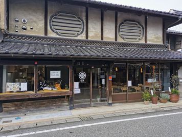 古民家を改装したコワーキングスペース内にあります。 - コワーキングスペース「巴家」 レンタルスペースの入口の写真