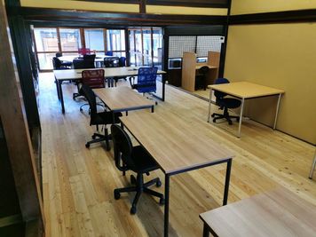 築140年の古民家を改装したコワーキングスペースです。落ち着いた和空間をビジネス、テレワーク、自習などにご利用ください。 - コワーキングスペース「巴家」