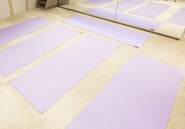 ヨガマット5枚常備しております。
※Yoga works 6mmグリーンにバージョンアップしました
1回100円/1枚でレンタル可能です。 - 港区芝浦・海岸エリアの音楽スタジオ/撮影スタジオ 港区のレンタルスペースi'llfeel｜芝浦海岸店の設備の写真