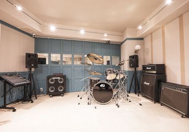 配置は自由に替えられます。お好みの向きでリハーサルを行えます。 - 港区芝浦・海岸エリアの音楽スタジオ/撮影スタジオ 港区のレンタルスペースi'llfeel｜芝浦海岸店の室内の写真