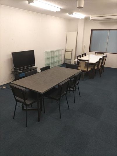 ６人掛けのテーブルが２つあります。モニターもご利用いただけます。 - 深江ビル302 ファミマの真上にある多目的スペース！の室内の写真