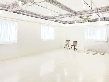 白を基調とした、広々としたスタジオ - 撮影スタジオ『Studio Pasha Kobe』 施設内オプション設備が全て無料のレンタル撮影スタジオ♪の室内の写真
