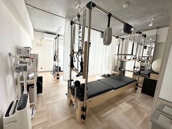 仕切りカーテンで半個室。カーテンを開ければグループでの使用も可に。 - SHIBUYA Pilates studio２【Bスペース】 渋谷で一番安い　最高品質な”マシン”ピラティスのスタジオの室内の写真