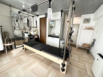 【Bブース】入り口手前、トイレが近く安心♪「キャフォーマー」motion care pilates製「リフォーマー」「キャデラック」どちらの動きも可能です。 - SHIBUYA Pilates studio２【Bスペース】 渋谷で一番安い　最高品質な”マシン”ピラティスのスタジオの設備の写真