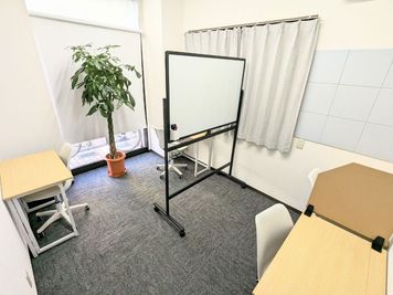 コワーキングスペース「アントハウス」 会議室（最大４席）の室内の写真