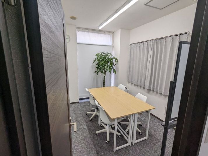 会議室（最大４席） - コワーキングスペース「アントハウス」