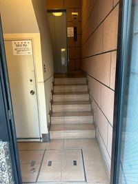 階段上がってすぐエレベーターがございます。 - minoriba_恵比寿公園南店 レンタルサロンの入口の写真