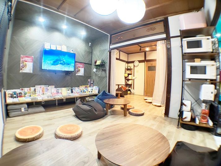 大型モニターつきのお部屋と、スクリーンつきのお部屋が連結！パーティーやママ会などでも広々と使っていただけます♪ - なまけものカフェ （1階）簡易キッチン付きワンフロアレンタルスペースの室内の写真