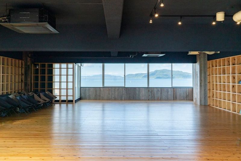 大きな窓からは目の前に海岸の景色が広がっています - 「SALT」レンタルスペース・シェアオフィス 4F レンタルスペース【11月末でCLOSE！】の室内の写真