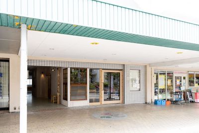 １階がカフェになっています。カフェスタッフにお声がけください - 泉北BASE レンタルスペース「海の部屋」 こどもLABO【海の部屋】（貸し教室・会議室）の外観の写真