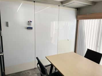 間仕切りはホワイトボードとして利用可能 - ExeWorks上野 6名会議室Aの室内の写真