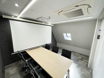 スクリーンとプロジェクター完備 - ExeWorks上野 6名会議室Bの設備の写真