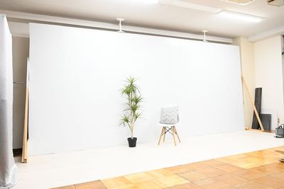 【ばるこのスタジオ】広々70㎡の自然光で撮影できる大型スタジオ 【ばるこのスタジオ】白壁白床。自然光で撮影できるレンタルスタジオの室内の写真
