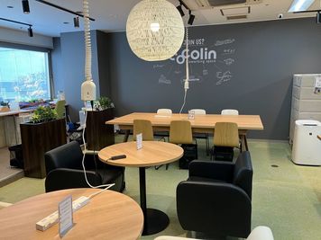 コワーキングスペースcocolin ドロップインフリー席の室内の写真