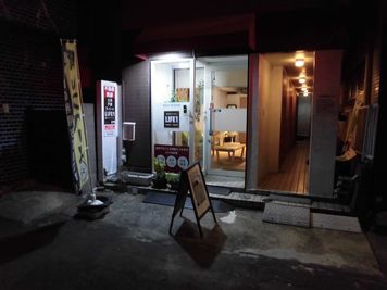 夜間はこんな感じです - スペースセサミ草加店　１階 スペースセサミ草加の外観の写真