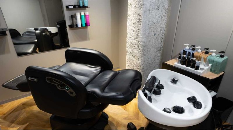 完全個室　可動式シャンプー台 - hair salon Sky Blue 個室美容室の室内の写真