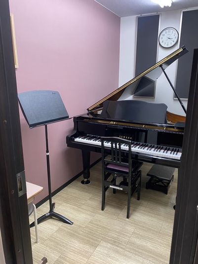 ピアノ・楽器の練習室です。
YAMAHAグランドピアノ(C1・C3・G2など)をご用意しております。 - ミュージックアベニューつくば ヤマハミュージック直営教室(S部屋)の室内の写真